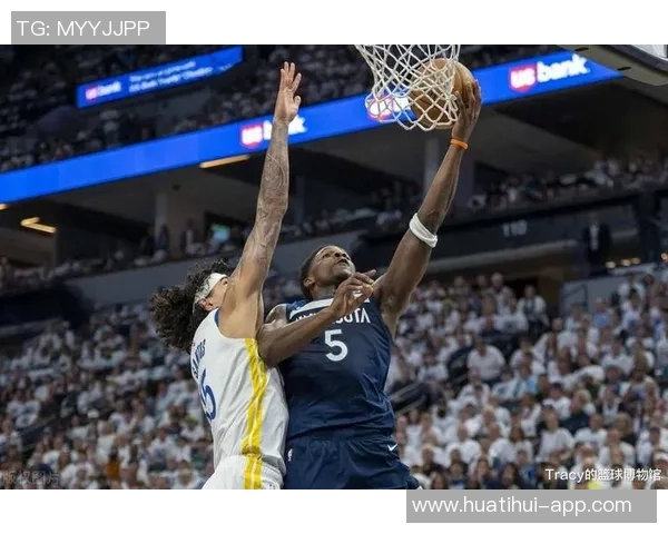 爱德华兹因进攻犯规被罚下场麦戈文斯遭遇犯规困扰影响比赛走势