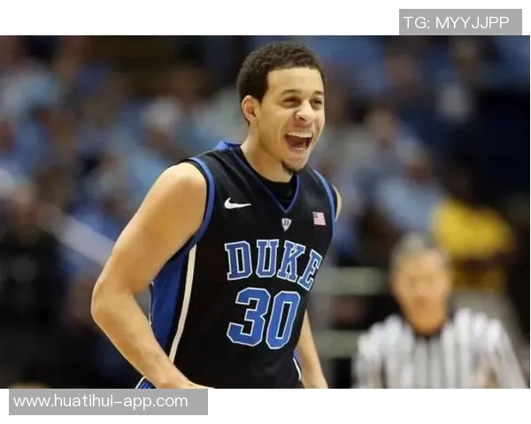 库里兄弟携手父亲共赏杜克大学比赛喜悦满满精神焕发 库里兄弟携手父亲共赏杜克大学比赛喜悦满满精神焕发